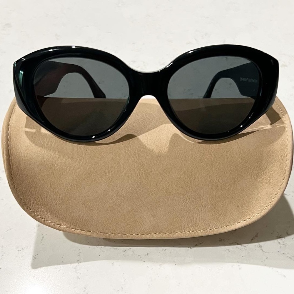 Off- White sunglasses x Sunglass Hut. Super rare. Purchased at 2x price.